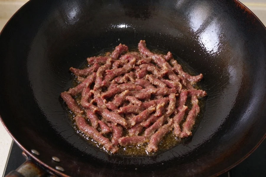 Spicy Stir-Fried Beef with Green Peppers step 2